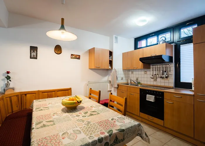 Maj, - Center شقة