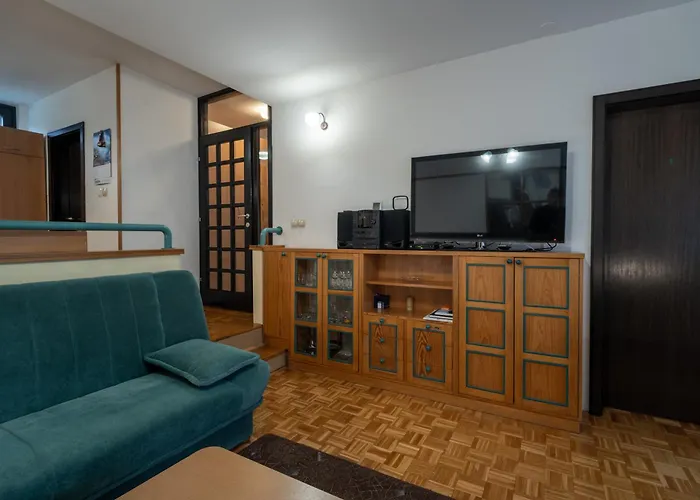 Maj, - Center شقة *