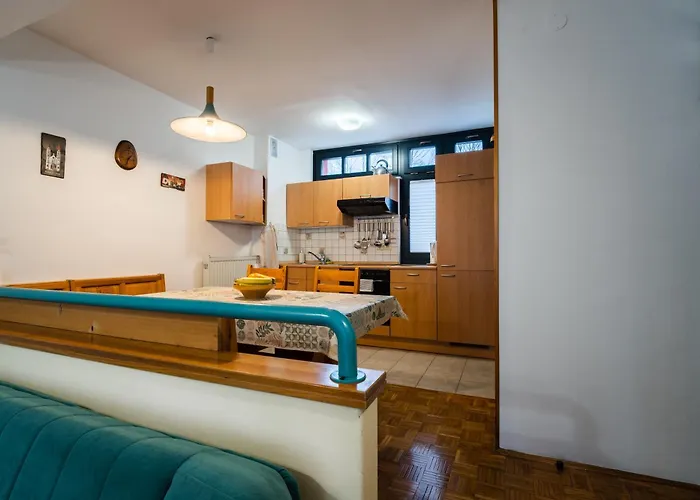 Maj, - Center شقة